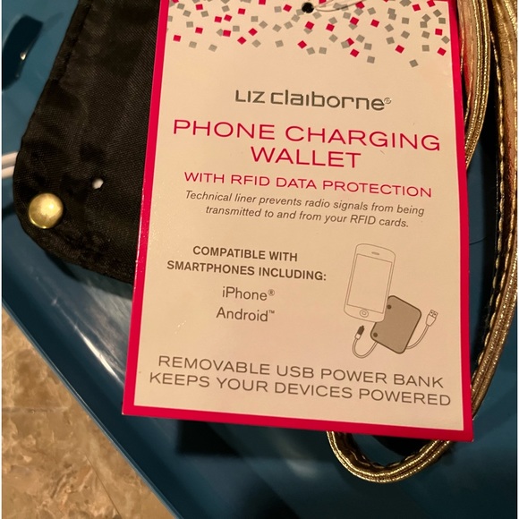 Gold clutch with charging system - Picture 2 of 9